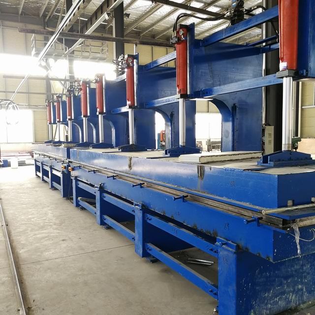 發(fā)泡機(jī)，聚氨酯寬板發(fā)炮臺(tái)調(diào)試完成